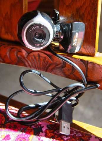 webcam trust con microfono e cuffia