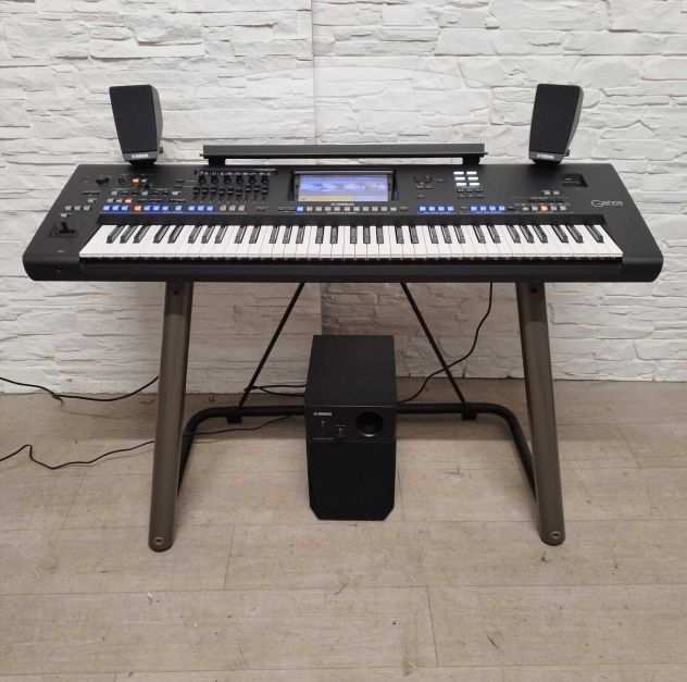 Workstation Yamaha Genos con altoparlanti e supporto