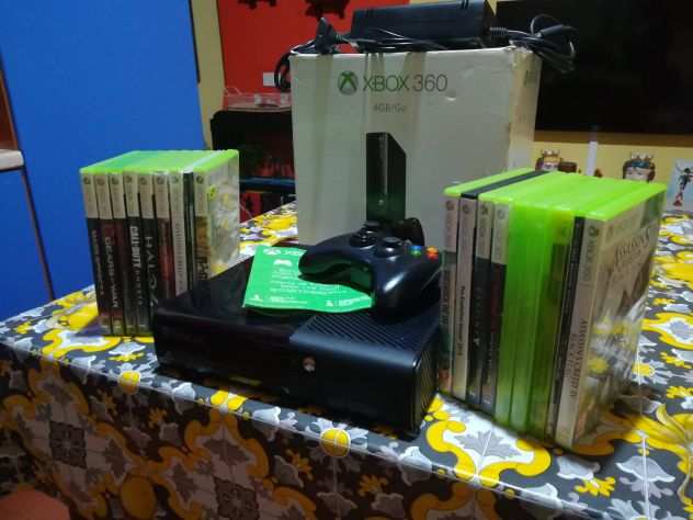 Xbox 360 slim completa di scatola manuali e giochi