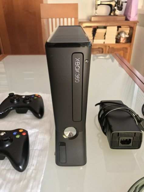 Xbox 360 Slim HDD 250 GB, 3 controllers, 2 giochi