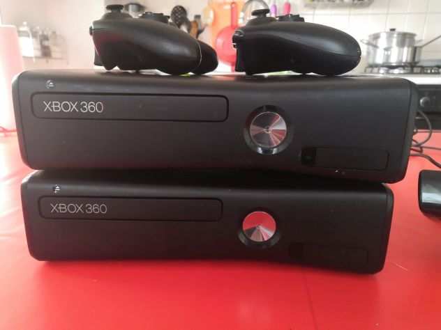 Xbox slim 360 completa di due joystick