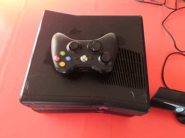 Xbox slim 360 completa di due joystick