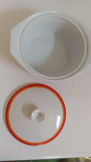Zuppiera in porcellanaceramica bianca e arancione